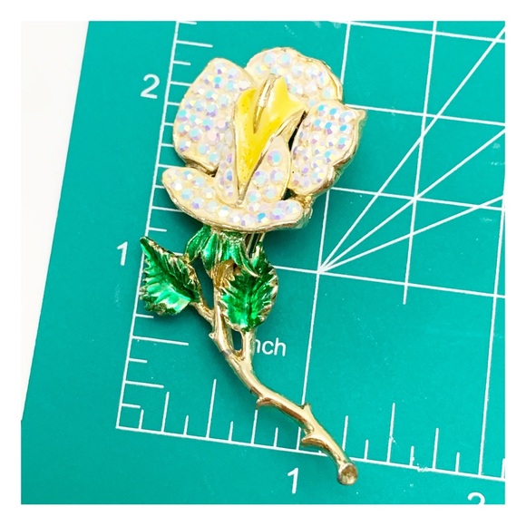 Vintage enamel rose brooch with aurora borealis rhinestone petals - Picture 4 of 11